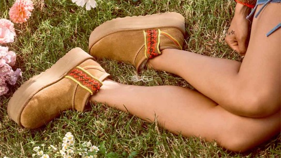 Женские мини угги на платформе UGG Classic Ultra Mini Braid Platform Chestnut 